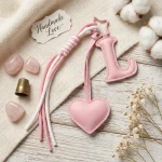 Personalized initial heart keychain in pink PU leather with 26 letters cutout.