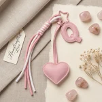 Personalized initial heart keychain in pink PU leather with 26 letters cutout.