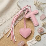 Personalized initial heart keychain in pink PU leather with 26 letters cutout.