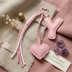 Personalized initial heart keychain in pink PU leather with 26 letters cutout.